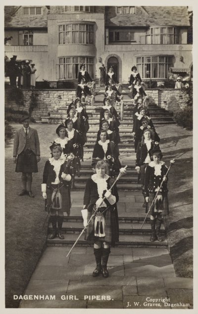 Dagenham Girl Pipers, Essex (m/w kuva) tekijältä English Photographer