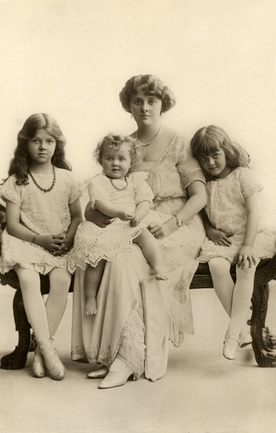 Daphne du Maurier pikkulapsena (s/w-kuva) tekijältä English Photographer
