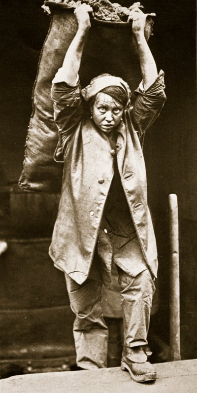 Toimitetaan hiiltä, painatus Horace W. Nichols, n. 1916 (syväpaino) tekijältä English Photographer