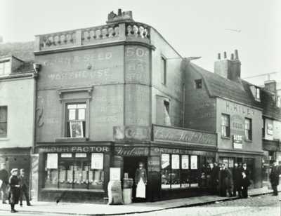 Deptford Broadway: katukuva kauppojen julkisivuineen, Lontoo, 1897 tekijältä English Photographer
