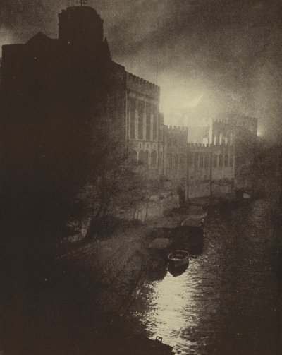 Yorkin keskiaikaisen kiltahallin tuhoaminen saksalaisen ilmahyökkäyksen toimesta Baedecker Blitzin aikana, toinen maailmansota, huhtikuu 1942 (m/v kuva) tekijältä English Photographer