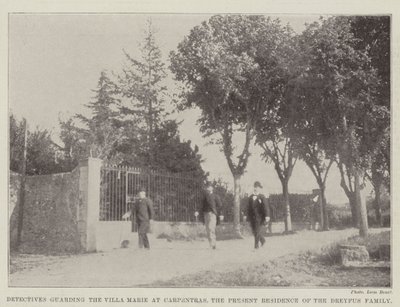 Etsivät vartioivat Villa Marieta Carpentrasissa, Dreyfusin perheen nykyisessä asuinpaikassa tekijältä English Photographer