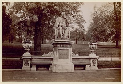 Tohtori Jennersin patsas Kensington Gardensissa tekijältä English Photographer