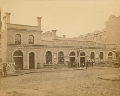 Earls Count Station - Earls Court Roadin sisäänkäynti; valokuvan otti C Latham vuonna 1878 tekijältä English Photographer