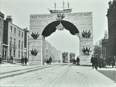 East India Dock Road: väliaikainen holvikäytävä, Victoria Diamond Jubilee, 1897 tekijältä English Photographer
