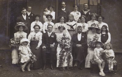 Edvardiaaninen hääkuva, noin 1910 (s/w valokuva). tekijältä English Photographer