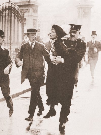 Emmeline Pankhurstin pidätys Buckinghamin palatsin edessä yrittäessään vedota kuninkaalle 21. toukokuuta 1914 (seepiakuva) tekijältä English Photographer