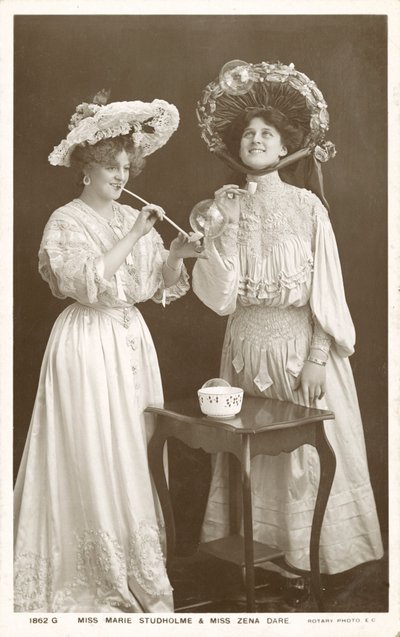 Englantilaiset näyttelijät ja laulajat, Zena Dare ja Marie Studholme (s/w-kuva). tekijältä English Photographer