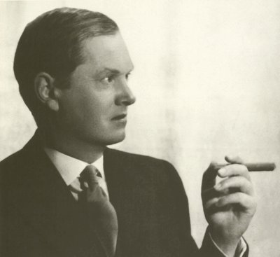 Evelyn Waugh, muotokuva, polttava sikari (m/w kuva) tekijältä English Photographer