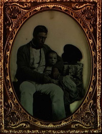 Isä ja lapsi, n. 1850 (ambrotyyppi_ tekijältä English Photographer