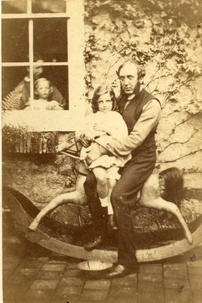 Isä ja tytär istuvat keinuhevosella, veli ja äiti katsovat ikkunasta, 1860 (albumiprintti) tekijältä English Photographer