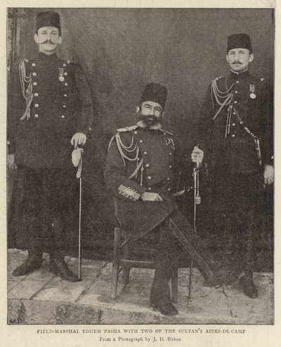Kenttämarsalkka Edhem Pasha kahden Sultans Aides-de-Campin kanssa tekijältä English Photographer