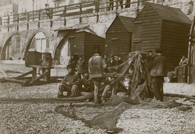 Kuvassa kalastajat verkkoineen Brightonin rannalla tekijältä English Photographer