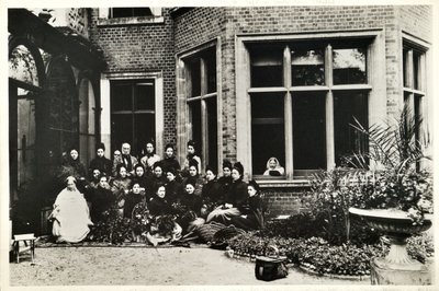 Florence Nightingale, Sir Harry ja Lady Verney sekä Nightingale-hoitajat Claydon Housessa, 1886 tekijältä English Photographer