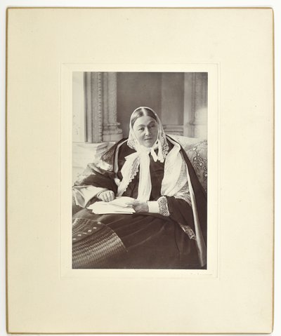 Florence Nightingale, istuu sohvalla Claydon Housen sinisessä huoneessa, 1891 tekijältä English Photographer
