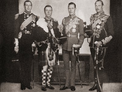 Neljä kuningas Yrjö V:n viidestä pojasta, vasemmalta oikealle, prinssi George, Kentin herttua, kuningas Edward VIII, myöhemmin Windsorin herttua, prinssi Albert, Yorkin herttua, myöhemmin kuningas Yrjö VI, prinssi Henrik, herttua tekijältä English Photographer