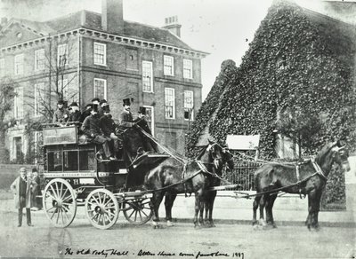 Garratt Lane: The Old Vestry Hall, 1887 tekijältä English Photographer