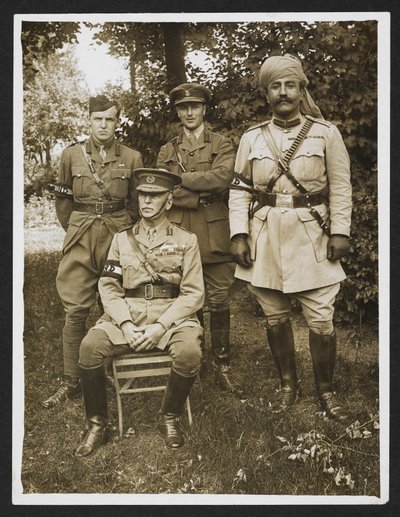 Kenraali Sir James Willcocks ja hänen henkilökohtainen henkilökuntansa puutarhassa hänen päämajassaan [Merville, Ranska]. 31. heinäkuuta 1915 (gelatiinihopeaprintti) tekijältä English Photographer
