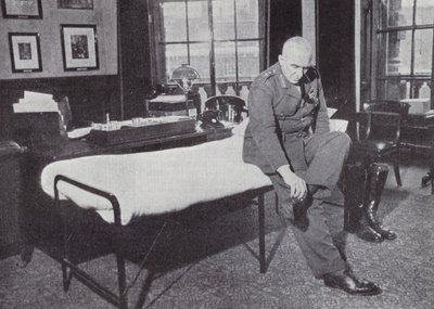 Kenraali Sir Edmund Ironside, keisarillisen kenraaliesikunnan päällikkö, toimistossaan sotatoimistossa, jossa hän nukkui usein toisen maailmansodan aikana 1939-1940. tekijältä English Photographer