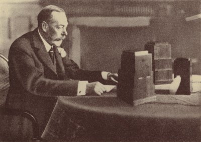 Yrjö V lähettää jouluviestinsä Britannian kansainyhteisölle ja imperiumille. tekijältä English Photographer