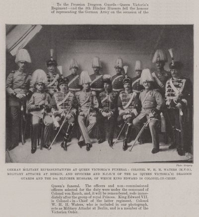 Saksan sotilaalliset edustajat kuningatar Victorian hautajaisissa, eversti W H H Waters (MVO), sotilasavustaja Berliinissä sekä 1. (Queen Victorias) dragoonkaartin ja 5. Bluchen upseerit ja aliupseerit tekijältä English Photographer