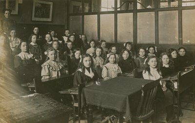 Tytöt istuvat luokkahuoneessa tekijältä English Photographer