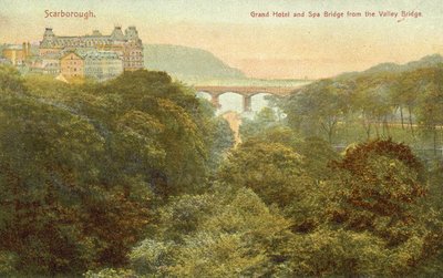 Grand Hotel and Bridge, Scarborough (värikuva) tekijältä English Photographer