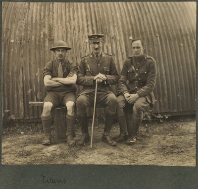Kolmen sotilaan ryhmä Nissan-majan ulkopuolella, n. 1914–1918 tekijältä English Photographer