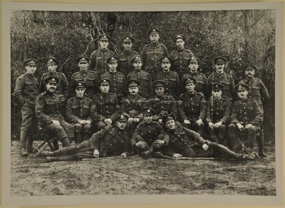Ryhmämuotokuva, mahdollisesti Leicester Royal Horse Artillery, 1914-15 tekijältä English Photographer