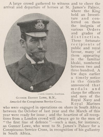 Gunner Ernest Lowe, RN, palkittiin Conspicuous Service Crossilla tekijältä English Photographer