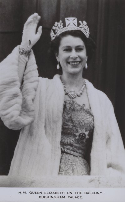 HM Queen Elizabeth parvekkeella, Buckinghamin palatsi (m/v kuva) tekijältä English Photographer