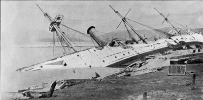 Hongkongin taifuuni ajoi maihin H.M. Sloop Phoenixin, kuvitus The Graphic -lehdestä, 27. lokakuuta 1906. tekijältä English Photographer