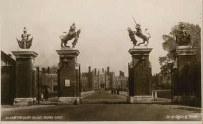 Hampton Court Palacen Trophy Gates tekijältä English Photographer