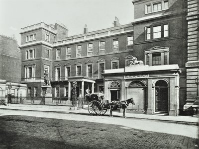 Hansom-taksi sotatoimiston ulkopuolella Pall Mall, Willis Collection, 1890 tekijältä English Photographer
