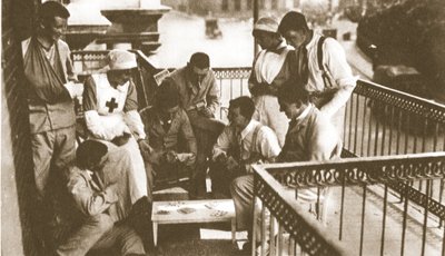 Onnellinen, onnellinen haavoittunut mies! Miehet, jotka ovat tehneet osansa nauttien sankareiden palvonnasta, The Illustrated War News, 21. kesäkuuta 1916 (seepiakuva) tekijältä English Photographer