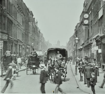 Hatton Garden: katsot pohjoiseen Lontoon Holborn Circusista, 1895 tekijältä English Photographer