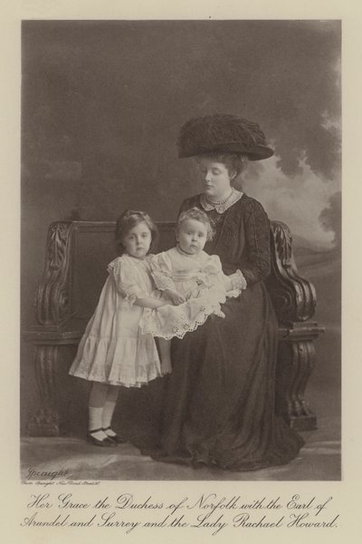 Hänen armonsa Norfolkin herttuatar Arundelin ja Surreyn jaarlin ja Lady Rachael Howardin kanssa (s/w-kuva). tekijältä English Photographer