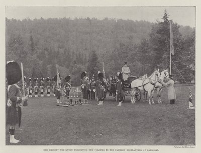 Hänen Majesteettinsa kuningatar esittelee uusia värejä Cameron Highlandersille Balmoralissa tekijältä English Photographer