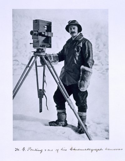 Herbert Ponting (1870-1935) elokuvakameran kanssa Terra Nova -matkalla (1910-13) etelänavalle kapteeni Scottin johdolla, 1910-12 tekijältä English Photographer