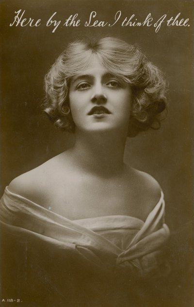 Täällä meren rannalla Minä ajattelen sinua, postikortti lähetetty vuonna 1913 tekijältä English Photographer
