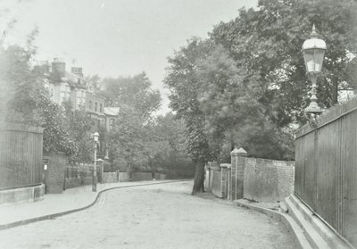 Highgate Archway: itäinen lähestymistapa, jossa vanha lamppu kiinnitetty kaiteisiin, 1896 tekijältä English Photographer
