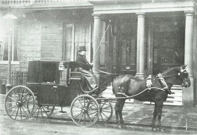 Hevosvetoinen taksi, 1890 tekijältä English Photographer