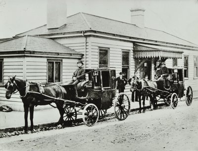 Hevosvetoiset taksit Westbourne Parkin asemalla, 1885 tekijältä English Photographer
