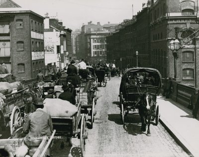 Hevoskärryt kulkevat Southwark Bridgen yli tekijältä English Photographer