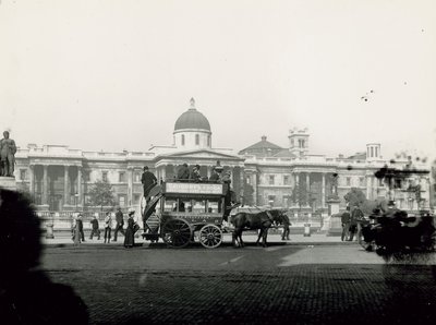 Hevosvetoinen kuljetus Trafalgar Squarella tekijältä English Photographer