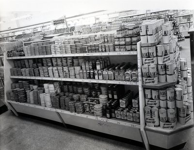 Kodintarvikekäytävä, Woolworths-myymälä, 1956 tekijältä English Photographer