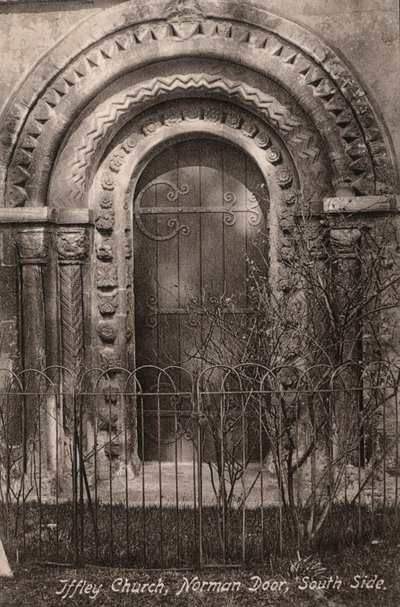 Iffley Church, Norman Door, South Side (m/w kuva) tekijältä English Photographer
