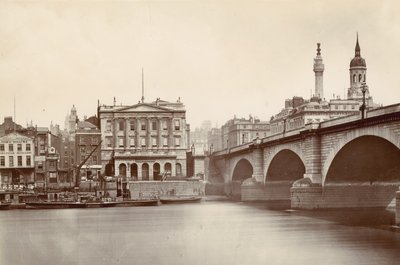 Ironmongers Hall ja London Bridge tekijältä English Photographer