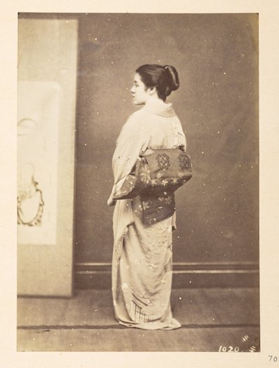 Japanilainen nainen perinteisessä asussa, Valokuvaaja: Tuntematon  Lucas Collection: Valokuvaennätys Charles Jamesin ja Morton P, Lucasin maailmankiertueesta tekijältä English Photographer