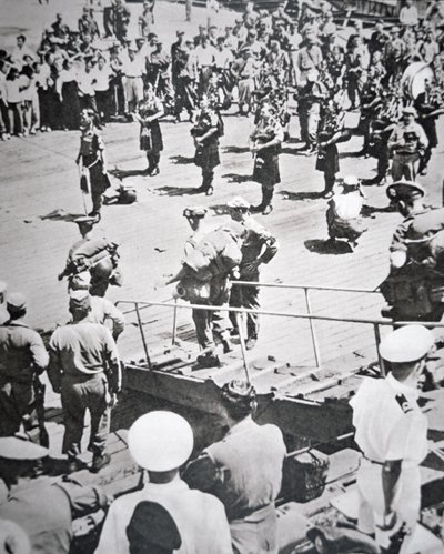 Kilted piperit soittavat maihin 1. pataljoona Argyll ja Sutherland Highlanders HMS Ceylonista Pusanissa, 29. elokuuta 1950 (m/v kuva) tekijältä English Photographer